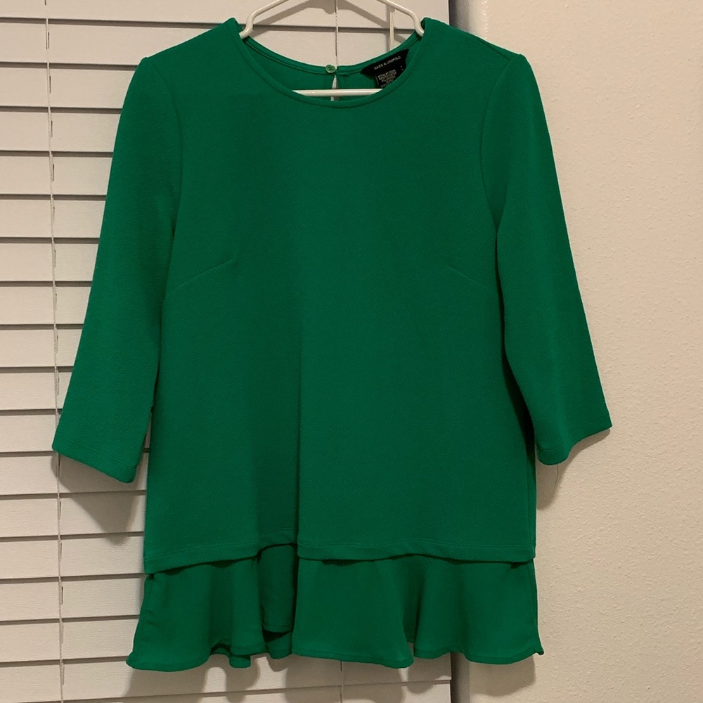 💚Green Top w/ Ruffled Hem💚